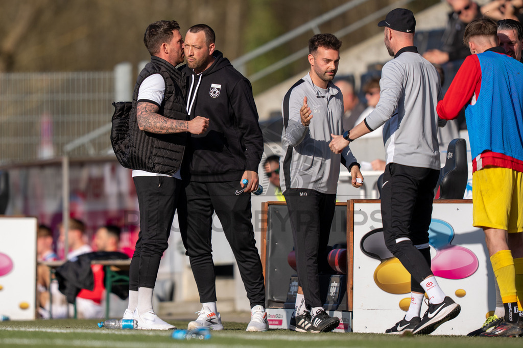 SG Sonnenhof Großaspach vs. KSV Hessen Kassel, Fussball, Regionalliga Südwest, 23. Spieltag, Saison 2025/2026, 07.03.2026 | Pascal Reinhardt (Trainer SG Sonnenhof Großaspach) und Julian Schieber (sportilicher Leiter SG Sonnenhof Großaspach),SG Sonnenhof Großaspach vs. KSV Hessen Kassel, Fussball, Regionalliga Südwest, 23. Spieltag, Saison 2025/2026, 07.03.2026Foto: photosbyphips/Philip Ziegler