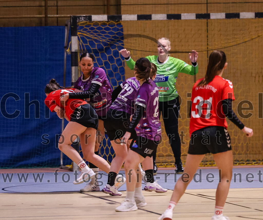 2025-01-18_035_SpVgg_Altenerding_gegen_TV_Altoetting | Erding, Deutschland, 18.01.2025:Handball, Bezirksoberliga Frauen Altbayern 2024 / 2024, 11. Spieltag, SpVgg Altenerding gegen TV Altötting, Endergebnis: 19:24Stefanie Koller (TV Altötting, #13), Nikayla Alston (SpVgg Altenerding, #11), Johanna Taubmann (SpVgg Altenerding, #22), Torfrau Hanna Obermair (SpVgg Altenerding, #1), Katharina Künstner (SpVgg Altenerding, #23), Sarah Greilinger (TV Altötting, #31)Foto: Christian Riedel / fotografie-riedel.net