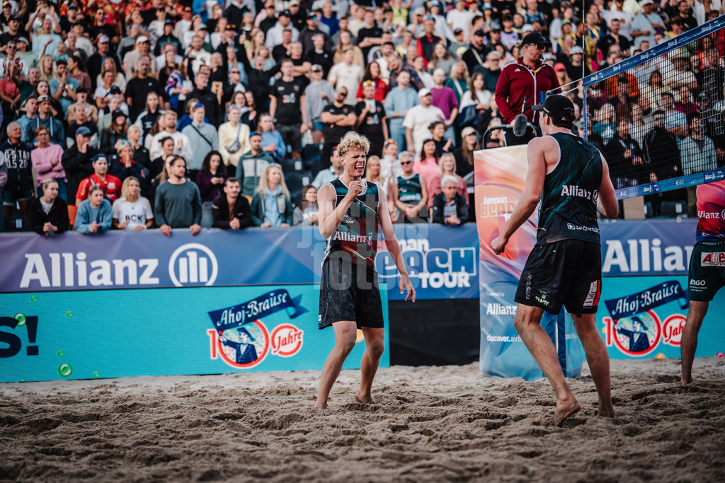 Beachvolleyball | Männer | Deutsche Meisterschaften 2025 Timmendorfer Strand | 05.09.2025 | v.l. Tamo Wüst und Tristan Fröbel jubeln