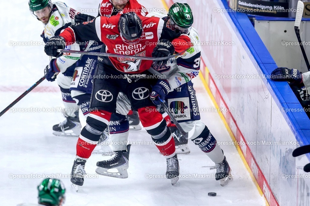 KEC15042601105 | 15.04.2026, Eishockey, DEL Halbfinale Play-Offs, Kölner Haie - Eisbären Berlin, Spiel 4, Lanxess-Arena Köln: Louis-Marc Aubry (Kölner Haie #15) im Zweikampf gegen  Markus Vikingstad (Eisbären Berlin #37) 