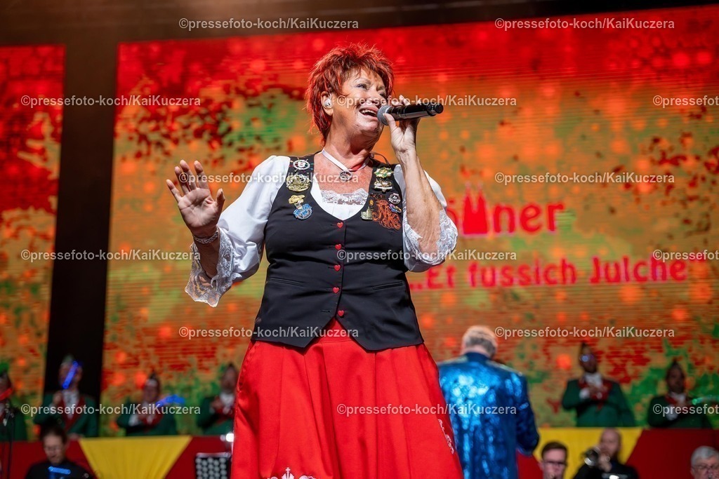 KKU25012501029 | 25.01.2025, xkkux, Düsseldorf, Karnevalsveranstaltung - Die Lachende in der Mitsubishi Electric HALLE. Sängerin Marita Köllner performt bei ihrem Auftritt