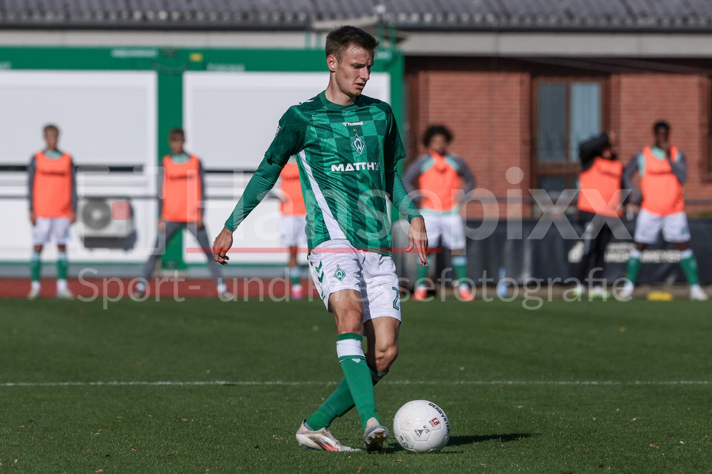 Fussball, Regionalliga Nord, SV Werder Bremen II - Hamburger SV II | v.li: Ole Schulz (SV Werder Bremen II, 27) am Ball, Freisteller, Einzelbild, Ganzkörper, Aktion, Action, Spielszene