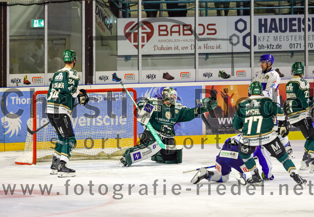 2025-09-26_058_TSV_Erding_gegen_SC_Riessersee | Erding, Deutschland, 26.09.2025:Eishockey, Oberliga Süd 2025 / 2026, 3. Spieltag, TSV Erding gegen SC Riessersee, Endergebnis: 3:5Bastian Cramer (Erding Gladiators, #34), Torwart Leon Meder (Erding Gladiators, #39), Philipp Michl (Erding Gladiators, #77)Foto: Christian Riedel / fotografie-riedel.net