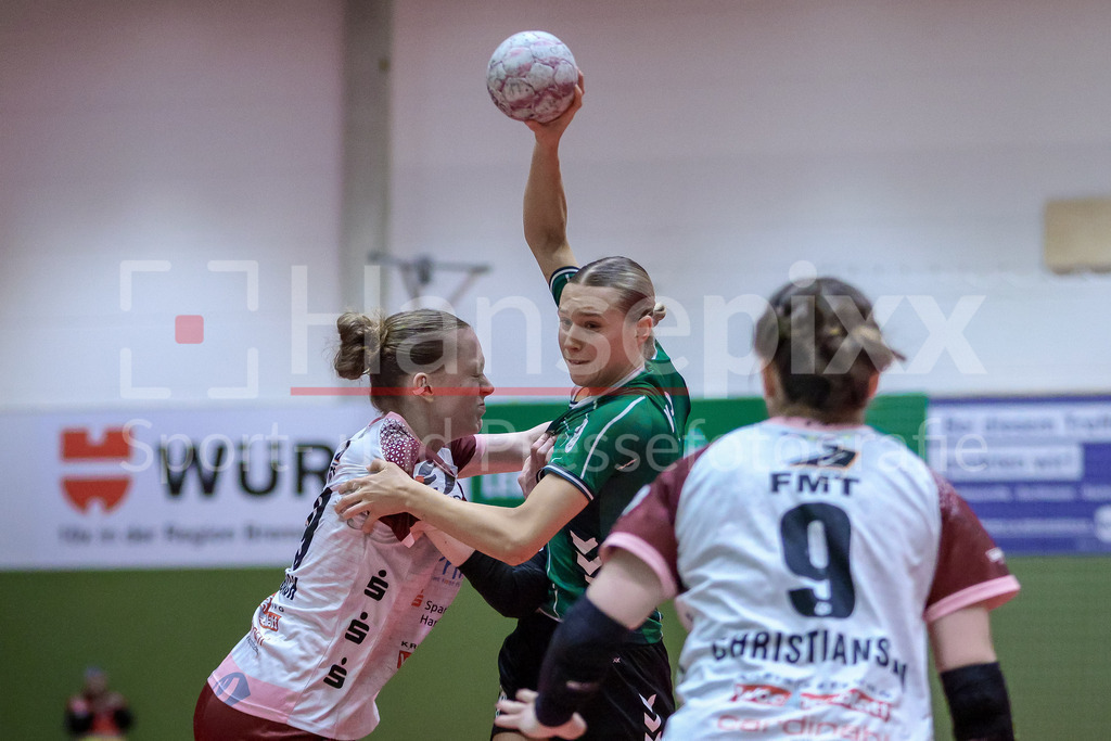 Handball, 2. Bundesliga Frauen, SV Werder Bremen - HL Buchholz 08-Rosengarten | v.li.: Lene Marie Forsbach (HL Buchholz 08-Rosengarten, 19) und Leni Ruwe (SV Werder Bremen, 7) im Zweikampf, Duell, Spielszene, Aktion, Action