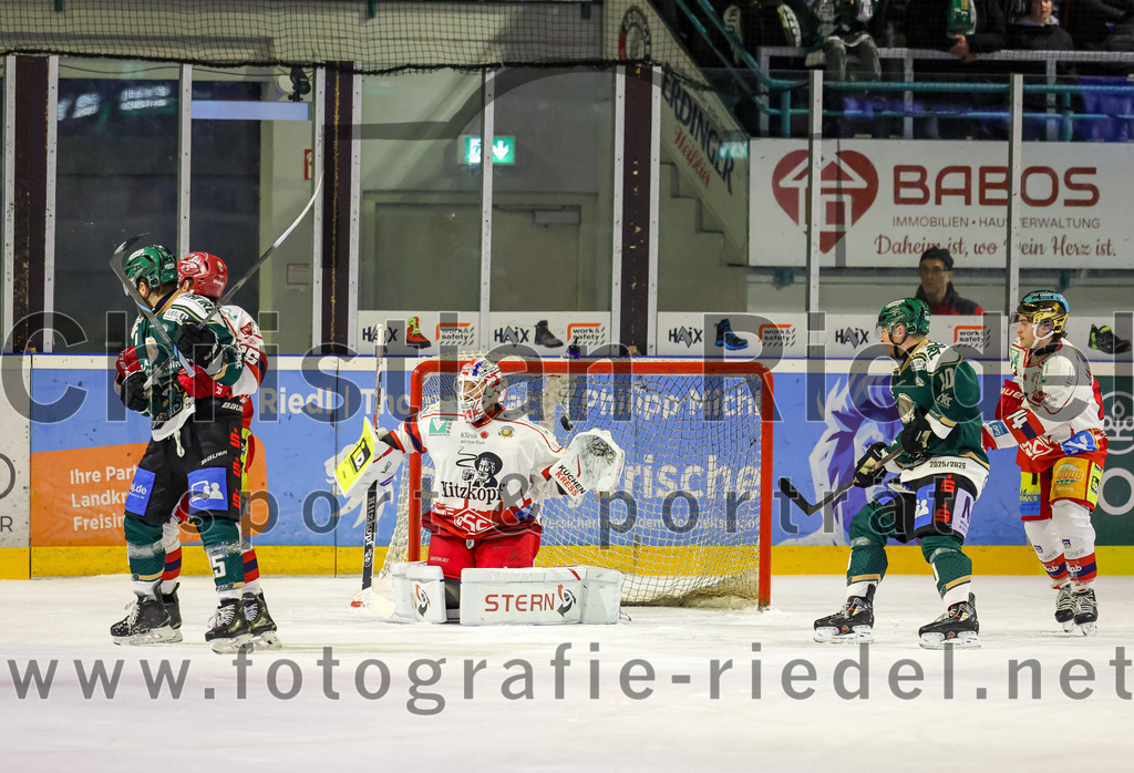 2026-02-20_106_TSV_Erding_gegen_Deggendorfer_SC | Erding, Deutschland, 20.02.2026:Eishockey, Oberliga Süd 2025 / 2026, 49. Spieltag, TSV Erding gegen Deggendorfer SC, Endergebnis: 4:1Elias Maier (Erding Gladiators, #15), Torwart Timo Pielmeier (Deggendorfer SC, #51), Dennis Miller (Erding Gladiators, #40)Foto: Christian Riedel / fotografie-riedel.net