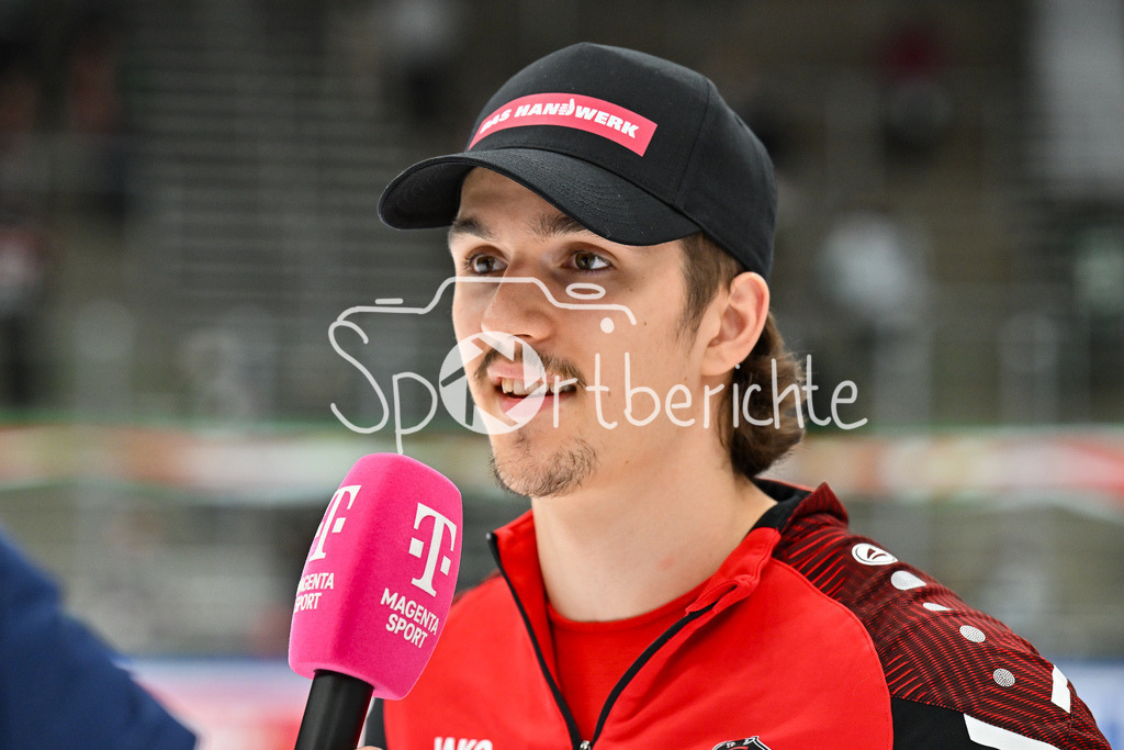 Augsburger Panther - EHC RB München | AUGSBURG, DEUTSCHLAND - 27. FEBRUAR: im Bild Christian HANKE (Augsburger Panther 25) beim Interview mit MagentaSport vor dem Match zwischen den Augsburger Panthern und dem EHC RB München am 46. Spieltag der Penny DEL im Curt Frenzel Stadion