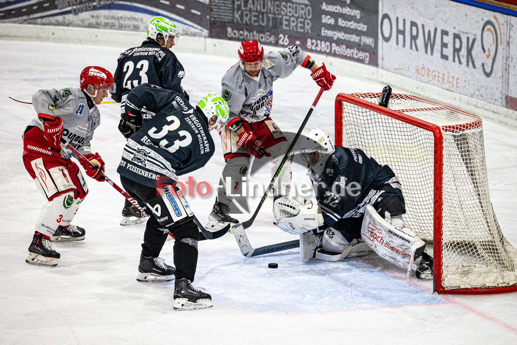 TSV Peißenberg MINERS gegen TEV Miesbach | Eishockey Bayernliga Herren Vorrunde 2024/25, TSV Peißenberg MINERS gegen TEV Miesbach, 20241201,Gefahr vor dem Tor,2024-12-01 in Peißenberg (Eisstadion Peißenberg)Hannes KIEFER (MINERS Goali 32), Julian REISS (MINERS 33)Copyright: WolfgangxLindner