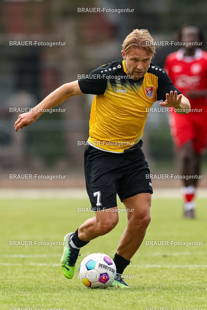 1_SVSKFC_20250726_0599.JPG -  - SV Schermbeck - KFC Uerdingen  - Testspiel | Schermbeck, Deutschland, 26.07.25: Alexander Lipinski (KFC Uerdingen) in Aktion, am Ball, Einzelaktion während des Testspiel Spiels zwischen SV Schermbeck - KFC Uerdingen  in der Volksbank Arena am 26. July 2025 in Schermbeck, Deutschland. (Foto von Stefan Brauer/Brauer-Fotoagentur)