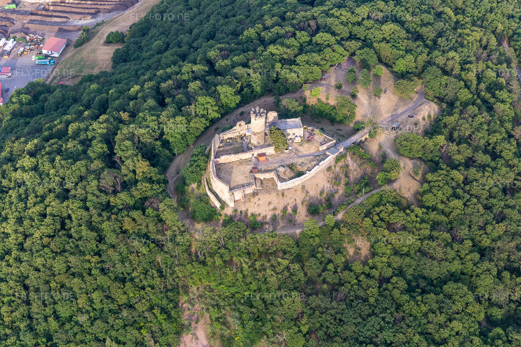 Luftbild: Ruine und Mauerreste der ehemaligen Burganlage und Feste Mühlburg im Ortsteil Mühlberg in Drei Gleichen im Bundesland Thüringen in Deutschland. Foto: IMG_116093.jpg vom 10.07.2019 durch Werner Riehm/FLY-FOTO.de