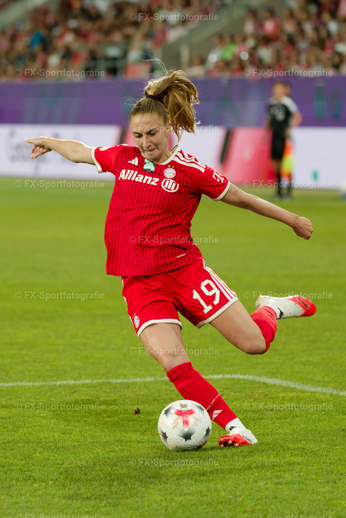 Supercup-Frauen-Bayern-Muenchen-vs-VfL-Wolfsburg 065 | Sportfotos und Eventgalerien von FX-Sportfotografie. Bilder von Fußball, Vereinsveranstaltungen und Events direkt ansehen und als Download bestellen. - Realisiert mit Pictrs.com