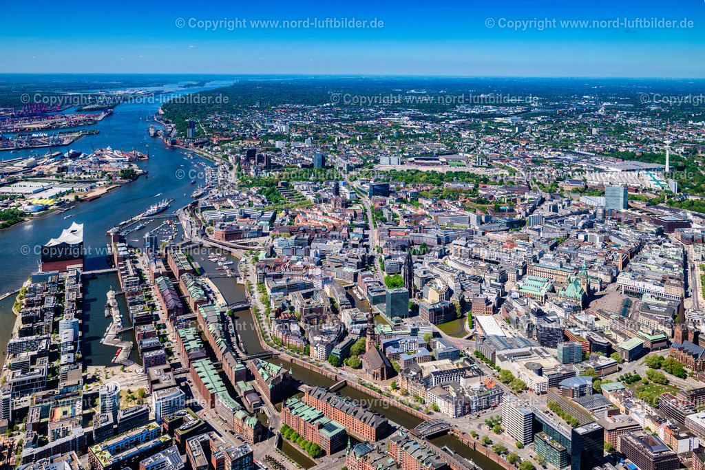 Hamburg_Mitte_Speicherstadt_ELS_5157010525 | HAMBURG 01.05.2025 Stadtansicht des Innenstadtbereiches an den Uferbereichen der Binnenalster und Außenalster im Ortsteil Zentrum in Hamburg, Deutschland. // City view of the downtown area on the shore areas of Binnenalster and Aussenalster in the district Zentrum in Hamburg, Germany. Foto: Martin Elsen
