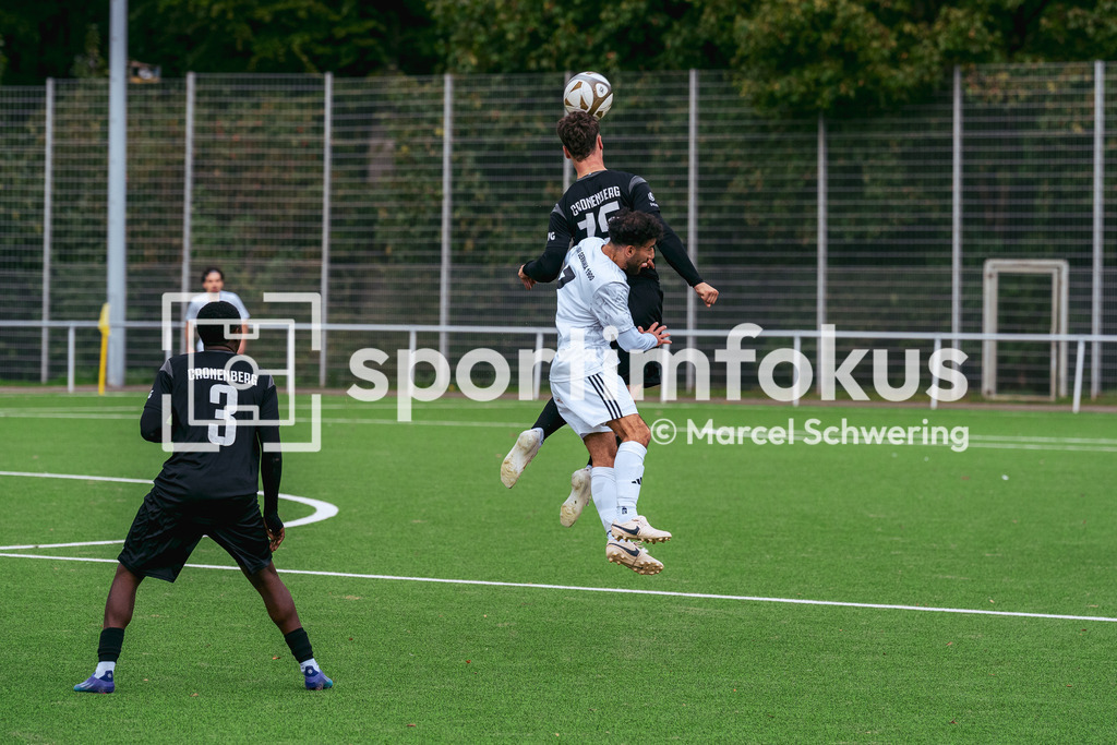SSV Germania Wuppertal – Cronenberger SC | Luca Fischer (15, Cronenberger SC) beim Kopfball gegen Omar Sarsour (7, SSV Germania Wuppertal). Bezirksliga Niederrhein, Gruppe 2: SSV Germania Wuppertal gegen Cronenberger SC, Wuppertal, 11.10.2026. Endstand: 1:4. sportimfokus / Marcel Schwering - Realisiert mit Pictrs.com