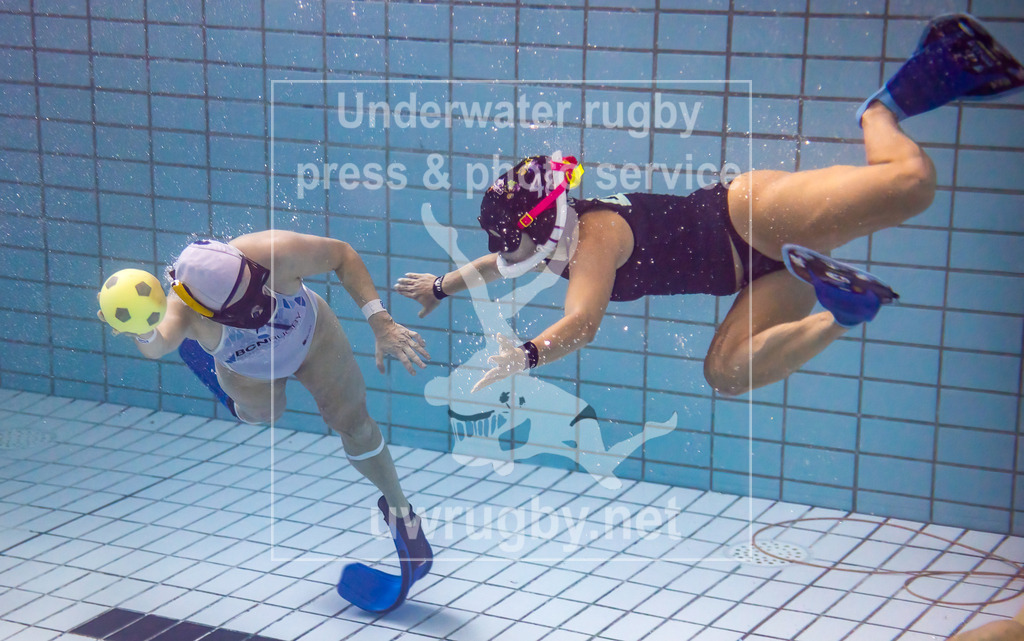 GER, DUC Krefeld (Deutschland) vs. Orcas (Kolumbien),Unterwasser-Rugby, Champions Cup 2024, Finale, 24.11.2024 | Gedvyde Petkeviciute (BSI Boblen, #02) gegen Marcela Correa (Orcas, #48). - Realisiert mit Pictrs.com