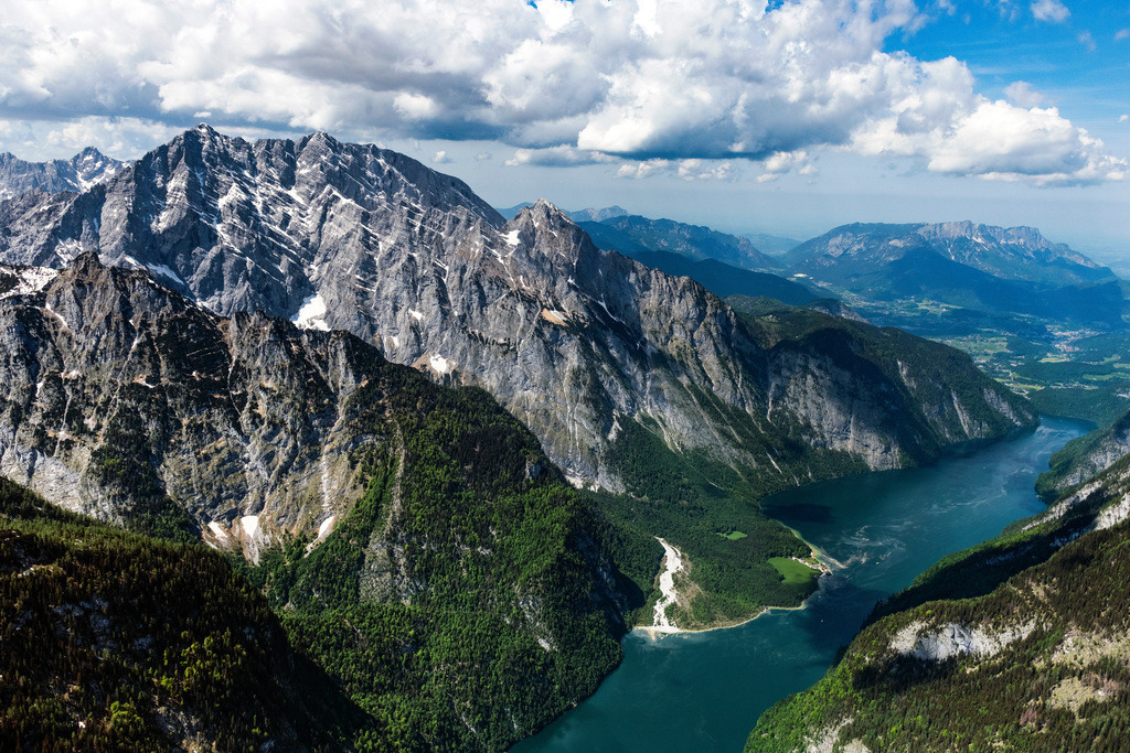 dr__0097787_koenigsee_watzmann.jpg | SCHöNAU AM KöNIGSSEE 19.05.2022 Uferbereiche am Seegebiet des Königsee mit Blick auf den Watzmann in Schönau am Königssee im Bundesland Bayern, Deutschland. // Riparian areas on the lake area of Koenigsee with Blick auf den Watzmann in Schoenau am Koenigssee in the state Bavaria, Germany. Foto: Daniel Reiter