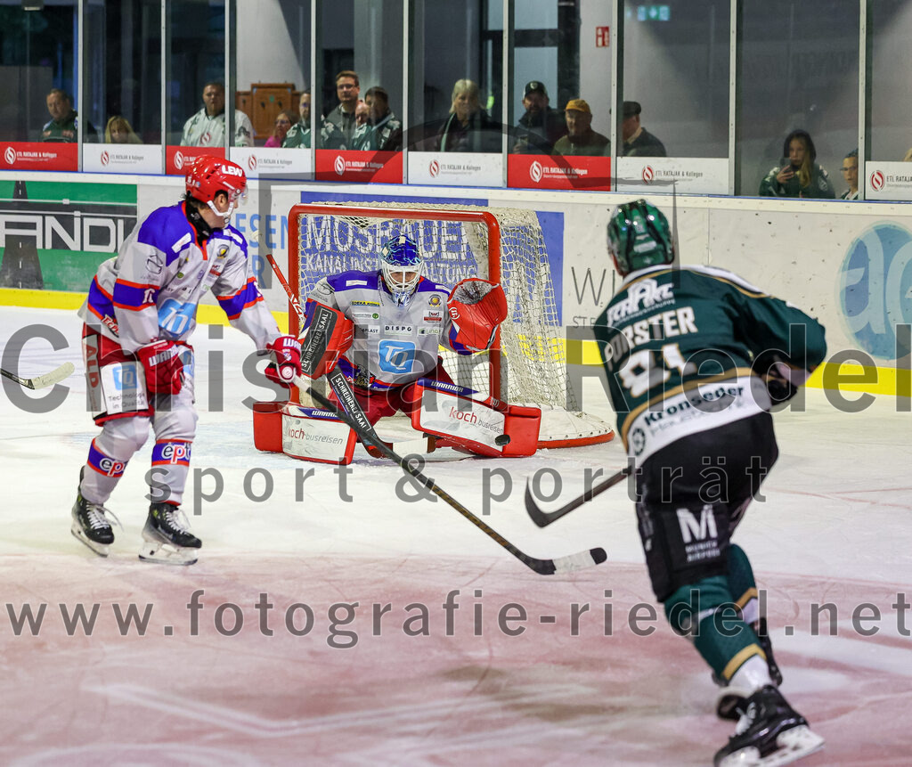 2025-09-14_122_TSV_Erding_gegen_EC_Peiting | Erding, Deutschland, 14.09.2025:Eishockey, Oberliga Süd 2025 / 2026, Testspiel, TSV Erding gegen EC Peiting, Endergebnis: 2:3Torwart Tommi Steffen (EC Peiting, #1), Maximilian Forster (Erding Gladiators, #81)Foto: Christian Riedel / fotografie-riedel.net