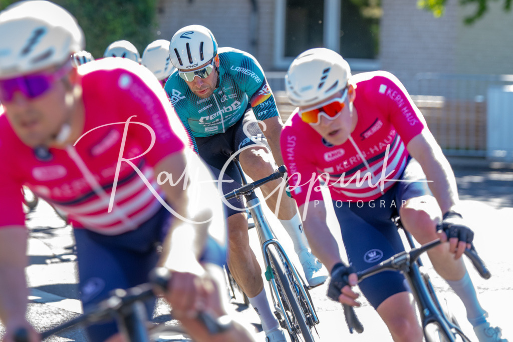 Spurt in den Mai 2026 - Großer Preis der Sparkasse Neuss | Annual one-day road cycling race "Großer Preis der Sparkasse Neuss" held in Büttgen, Germany, organized by VfR Büttgen 1912 e.V. The event features multiple races across all age categories from U11 youth to Elite men. - Realisiert mit Pictrs.com