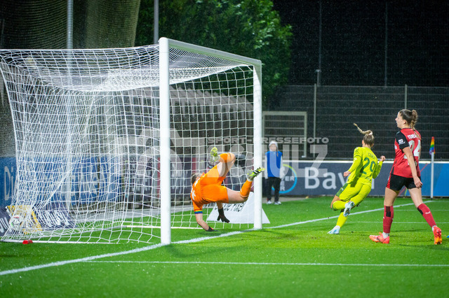 20240927_NSZ_7036 | Selina Cerci (TSG Hoffenheim,No.29) (Mitte) jubelt nach ihrem Anschlußtreffer zum 2:1DEU, Leverkusen, 27.09.2024 Fußball, Frauen, Google Pixel Frauen-Bundesliga, Saison 2024/2025, 4. Spieltag, Bayer 04 Leverkusen - TSG HoffenheimDIE DFB-RICHTLINIEN UNTERSAGEN JEGLICHE NUTZUNG VON FOTOS ALS SEQUENZBILDER UND/ODER VIDEOÄHNLICHE FOTOSTRECKEN - Realisiert mit Pictrs.com