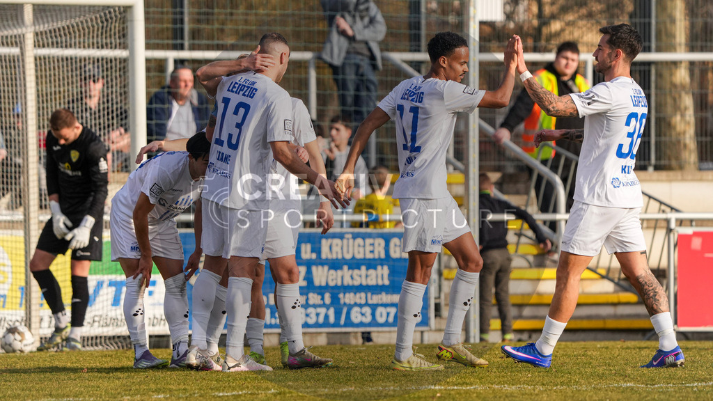 Fußball, Herren, Saison 2025/2026, Regionalliga Nordost, 24. Spieltag, FSV 63 Luckenwalde vs. 1.FC Lokomotive Leipzig, Samstag 28.02.2026, Werner-Seelenbinder-Stadion Luckenwalde, | Fußball, Herren, Saison 2025/2026, Regionalliga Nordost, 24. Spieltag, FSV 63 Luckenwalde vs. 1.FC Lokomotive Leipzig, Samstag 28.02.2026, Werner-Seelenbinder-Stadion Luckenwalde, Im Bild: Jubel beim 1.FC Lokomotive Leipzig nach dem Treffer zum 0:3. - Realisiert mit Pictrs.com
