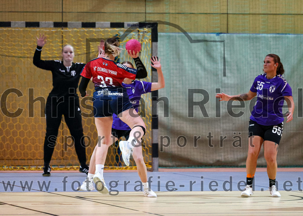 2022-11-19_048_SpVgg_Altenerding_gegen_HC_Donau-Paar | Erding, Deutschland, 19.11.2022:
Handball, Bezirksoberliga Frauen Altbayern 2022 / 2023, 5. Spieltag, SpVgg Altenerding gegen HC Donau/Paar, Endergebnis: 22:33

Torfrau Lara Kullmann (SpVgg Altenerding, #11), Lisa Günther (HC Donau/Paar, #33), Verena Bauer (SpVgg Altenerding, #55)

Foto: Christian Riedel / fotografie-riedel.net