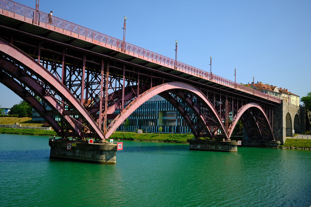 Stari Most über die Drau | Maribor, Slowenien - June 19, 2025: Stari Most über die Drau. - Realisiert mit Pictrs.com