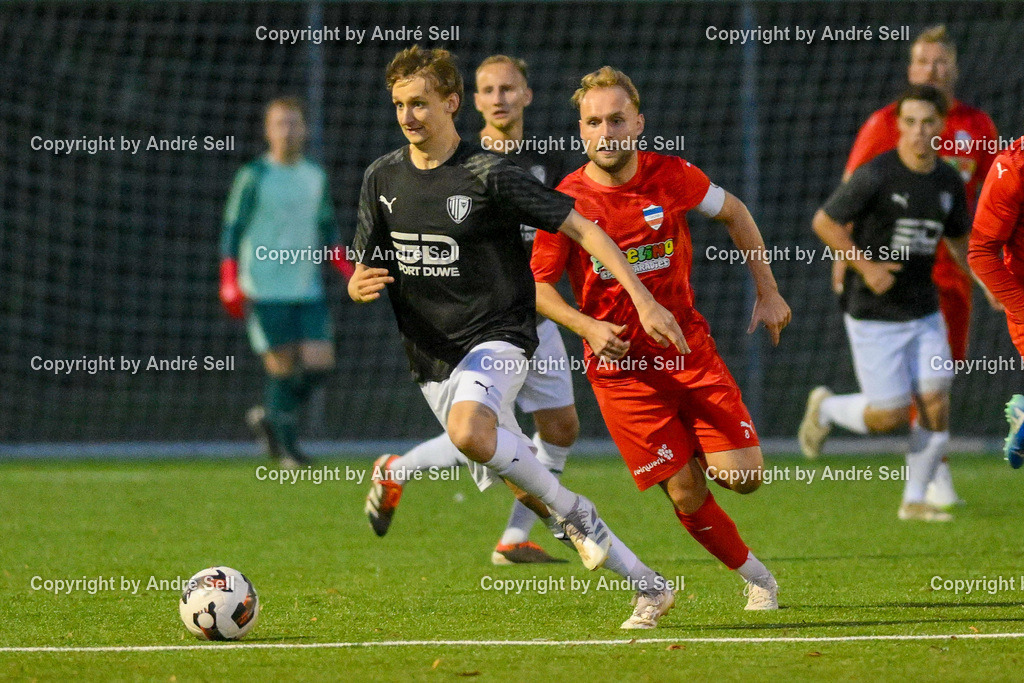 Inter Türkspor Kiel vs SSG Rot-Schwarz Kiel | Julius Alt (Inter #8) vs Jonathan Suchocki (Kiel #18) / Fußball-Landesliga Schleswig Männer 2026/2027 / Inter Türkspor Kiel vs SSG Rot-Schwarz Kiel / Hans-Mohr-Sportplatz (Kunstrasen) / Kiel / 25.09.26 - Realisiert mit Pictrs.com