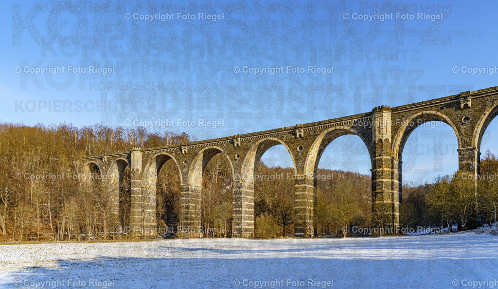 Hetzdorfer Viadukt | Der (oder auch das) Hetzdorfer Viadukt ist eine unter Denkmalschutz stehende ehemalige Eisenbahnbrücke der Bahnstrecke Dresden–Werdau über das Flöhatal in Hetzdorf bei Falkenau in Sachsen. Die Bahnstrecke über die Brücke wurde 1992 verlegt und im Bereich des Viadukts stillgelegt. Der Viadukt ist heute Teil eines Wanderwegs. Mit einer Höhe von 42 m war er die höchste eingeschossige Brücke der Deutschen Reichsbahn.
*Wikipedia, 2023 - Realisiert mit Pictrs.com