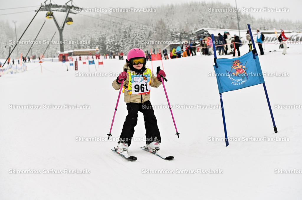 SRF_20.02.2026_0244 | Skirennfotos,Serfaus,Fiss,Ladis,Kinderskirennen,Winter,Tirol,Oberland,skirace,SFL,feelfree,weil wir's genießen,ski,Ski,skifahren,Sonnenplateau, - Realisiert mit Pictrs.com