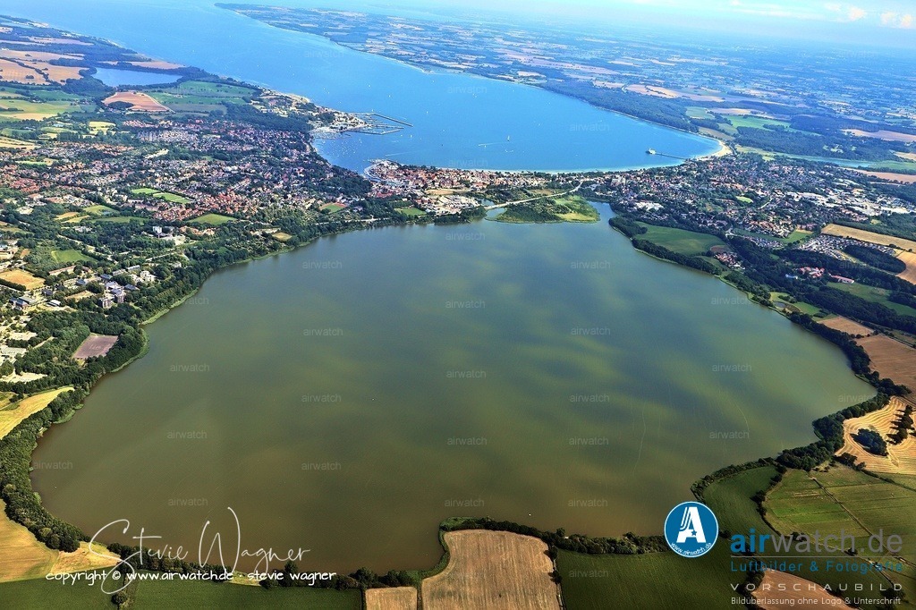 Luftbild Eckernförde - Der Wasseraustausch zwischen dem Windebyer Noor und der Ostsee erfolgt über eine technische Pumpenanlage | Der Wasseraustausch zwischen dem Windebyer Noor und der Ostsee erfolgt über eine technische Pumpenanlage, da der natürliche Zufluss gestört ist. Diese Maßnahme dient dem Erhalt der ökologischen Balance und der Verhinderung von Eutrophierung.