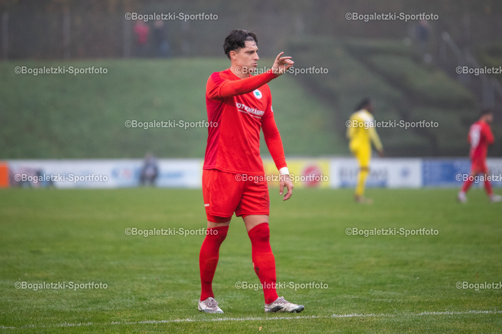 Stoppelkamp | 15.11.2025, Fussball, Niederrheinpokal, VfB Homberg - Rot-Weiß Oberhausen: Moritz Stoppelkamp (Rot-Weiß Oberhausen #10) macht eine Geste Richtung Heimfans - Realisiert mit Pictrs.com