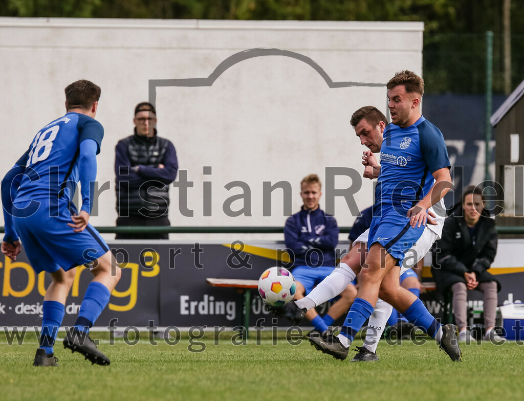 2023-10-14_055_FC_Langengeisling_gegen_TSV_Siegsdorf | Erding, Deutschland, 14.10.2023:
Fußball, Bezirksliga Oberbayern Ost 2023 / 2024, 13. Spieltag, FC Langengeisling gegen TSV Siegsdorf, Endergebnis: 3:0

Paul Bucher (FC Langengeisling, #18), David Riederle (FC Langengeisling, #14)

Foto: Christian Riedel / fotografie-riedel.net