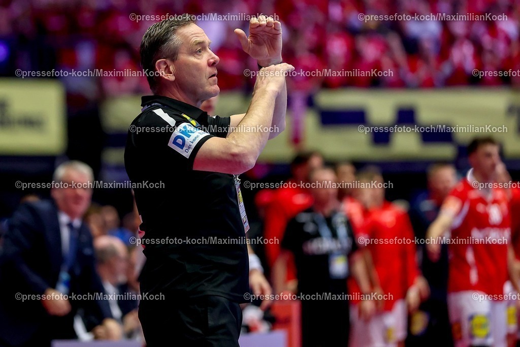 EHF01022602073 | 01.02.2026, Handball, Men's EHF EURO 2026, Deutschland - Dänemark, Jyske Bank Boxen in Herning, Final: Headcoach Alfred Gislason (Germany #hc) gestikulierend am Spielfeldrand  