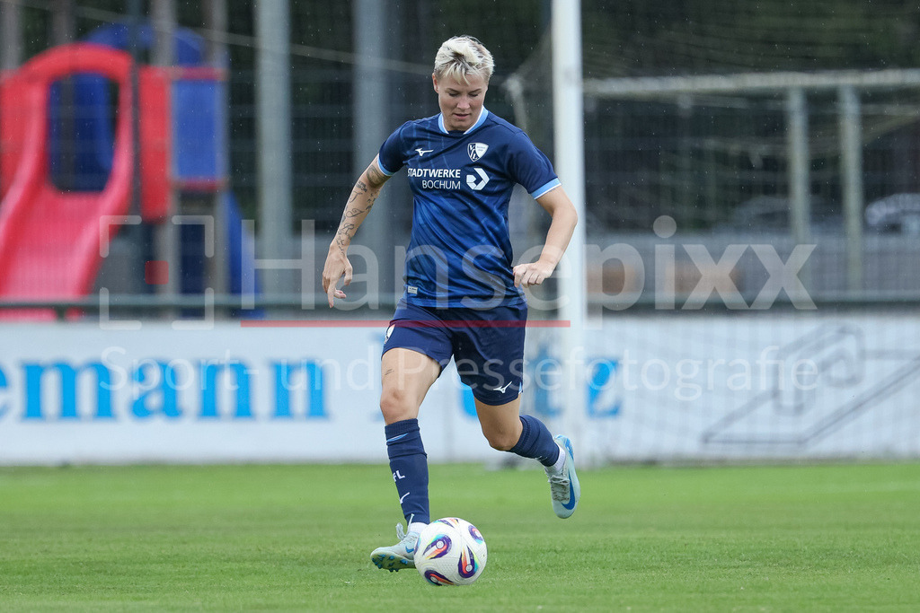 Fussball, Testspiel Frauen, SV Meppen - VfL Bochum | Sarah Freutel (VfL Bochum, 27) am Ball, Freisteller, Einzelbild, Ganzkörper, Aktion, Action, Spielszene