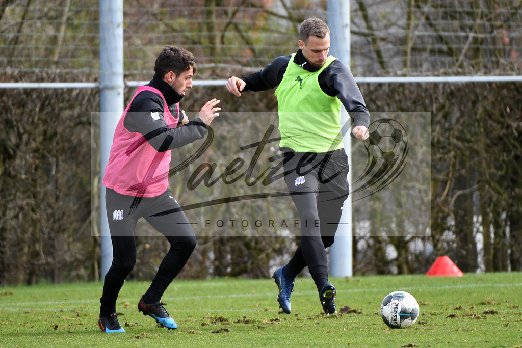 20200229_TRAOSN_0007 | Fussball, Herren: Bashkim Ajdini (VfL Osnabrueck) und Maurice Trapp (VfL Osnabrueck) im Zweikampf waehrend der Trainingseinheit des VfL Osnabrueck im Sportpark Illoshoehe am 29.02.2020 in Osnabrueck, Deutschland. - Realisiert mit Pictrs.com