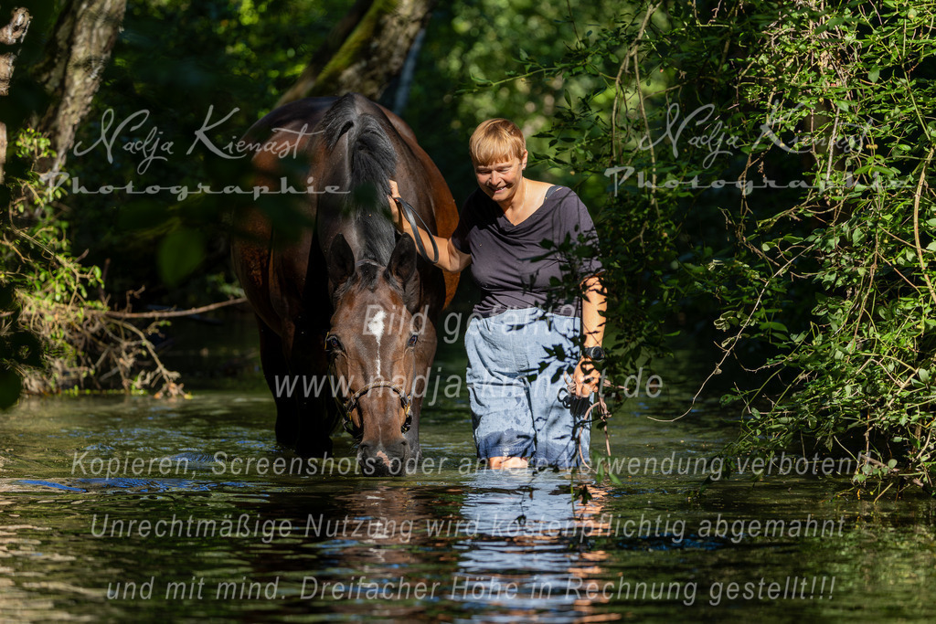 Auswahl_Photographie_Nadja_Kienast__IE_8217-Verbessert-RR | Ich biete Ihnen einzigartige und individuelle Fotoshootings mit Ihren Tieren.
In individuellen Coachings lernen Sie, wie sie von Ihrem Pferd, Ihrer Katze, Ihrem Hund oder einfach Ihrem persönlichen Lieblingstier eindrucksvolle Fotos machen können.