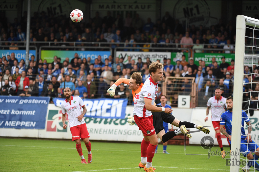 SV Meppen-VfB Lübeck | Herren Regionalliga Nord; SV Meppen (blau)-VfB Lübeck (weiß) am 01.08.2025 in Meppen (Hänsch-Arena), Photo: Philip Eiben 2025 - Realisiert mit Pictrs.com