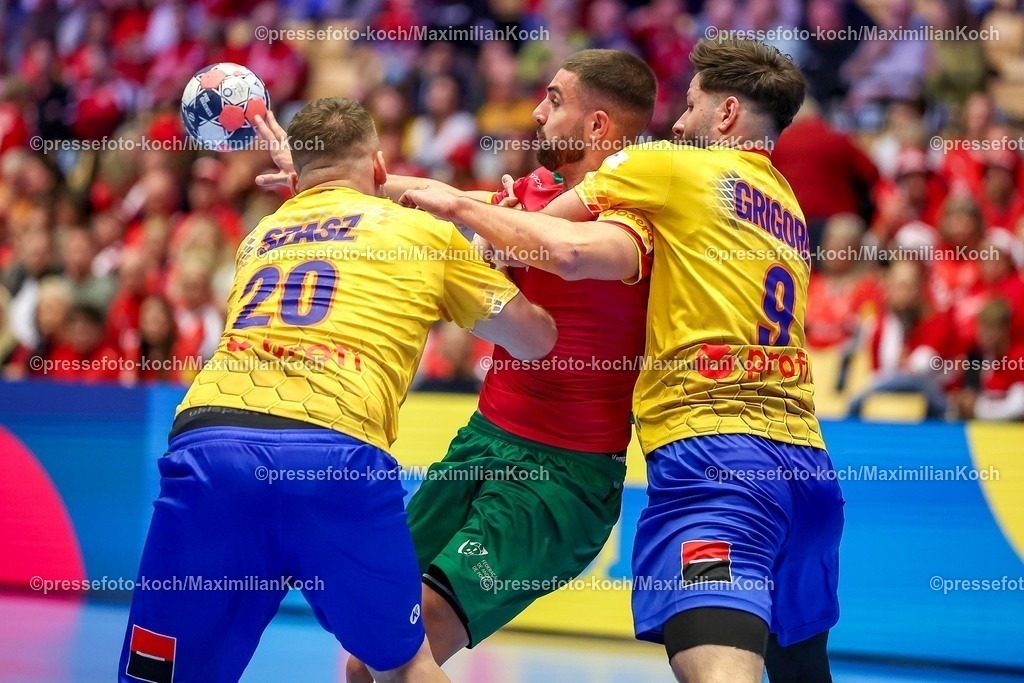 EHF16012601029 | 16.01.2026, Handball, Men's EHF EURO 2026, Portugal - Rumänien, Jyske Bank Boxen in Herning, Dänemark, Preliminary Round:  Martim Mota Costa (Portugal #79) im Zweikampf gegen   Andras Szasz (Romania #20)  Sorin Paul Grigore (Romania #09) 