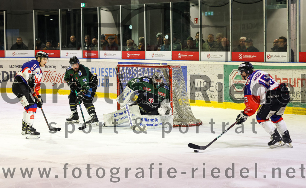 2023-01-22_144_Eishockey_TSV_Erding_gegen_ESC_Dorfen | Erding, Deutschland, 22.01.2023:
Eishockey, Bayernliga 2022 / 2023, 29. Spieltag, TSV Erding gegen ESC Dorfen, Endergebnis: 6:2

Christian Göttlicher (ESC Dorfen, #5), Rudolf Lorenz (Erding Gladiators, #91), Torwart Christoph Schedlbauer (Erding Gladiators, #31), Christof Hradek (ESC Dorfen, #15)

Foto: Christian Riedel / fotografie-riedel.net