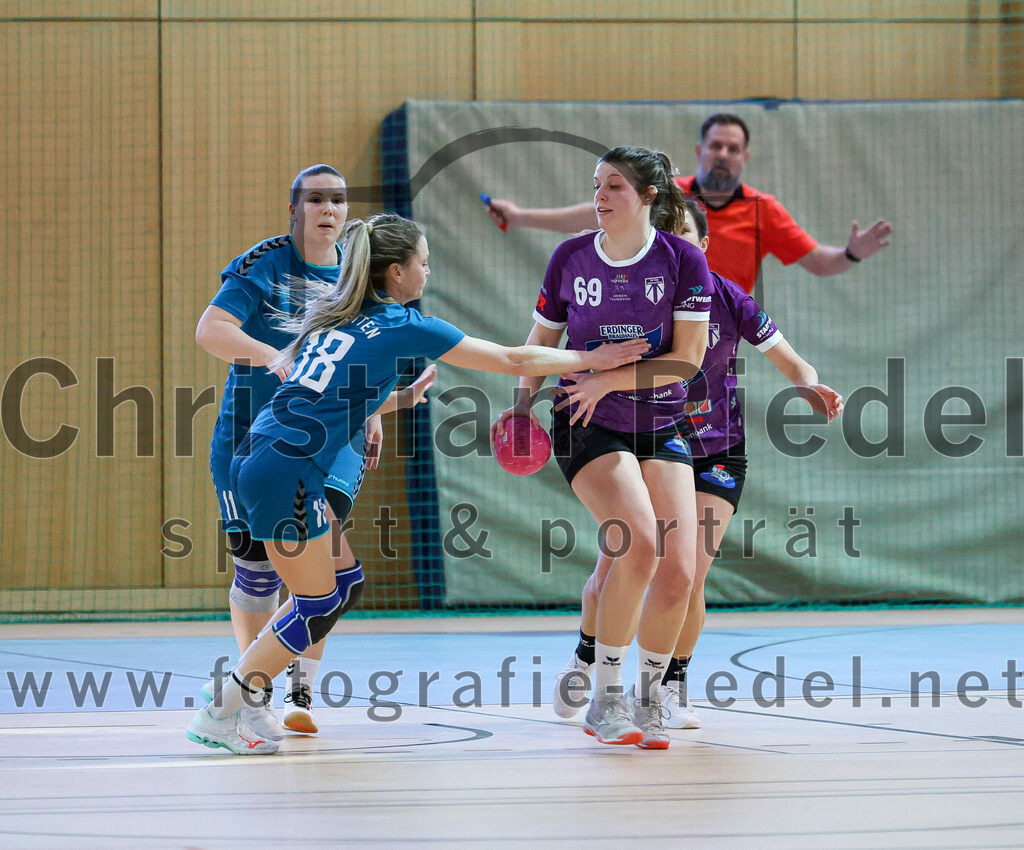 2023-03-11_012_SpVgg_Altenerding_gegen_SSG_Metten_Frauen | Erding, Deutschland, 11.03.2023:
Handball, Bezirksoberliga Frauen Altbayern 2022 / 2023, 13. Spieltag, SpVgg Altenerding gegen SSG Metten, Endergebnis: 32:26

Evi Stadler (SSG Metten, #18), Lena Edelmann (SpVgg Altenerding, #69)

Foto: Christian Riedel / fotografie-riedel.net