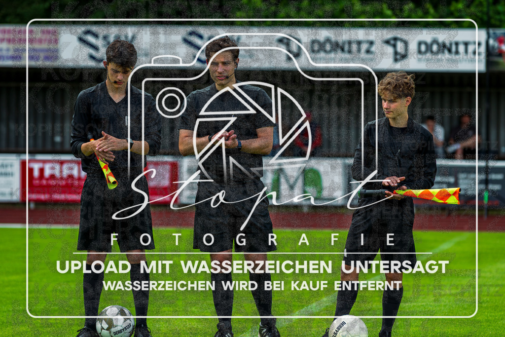 Landesliga Herren LG - TV Jahn Schneverdingen vs. MTV Eintracht Celle | Henrik Specht (Schiedsrichter), Armin Maksutaj (Schiedsrichterassistent), Julian Ebel (Schiedsrichterassistent); Landesliga Herren LG - TV Jahn Schneverdingen vs. MTV Eintracht Celle am 06.06.2026 in Osterwaldstadion, Schneverdingen - Realisiert mit Pictrs.com