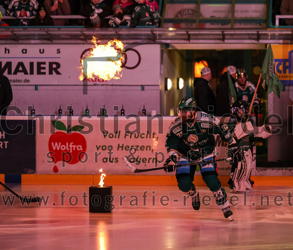 2025-12-28_030_TSV_Erding_gegen_onesto_Tigers_Bayreuth | Erding, Deutschland, 28.12.2025:Eishockey, Oberliga Süd 2025 / 2026, 31. Spieltag, TSV Erding gegen onesto Tigers Bayreuth, Endergebnis: 6:5 n.V.Marc Schmidpeter (Erding Gladiators, #33)Foto: Christian Riedel / fotografie-riedel.net