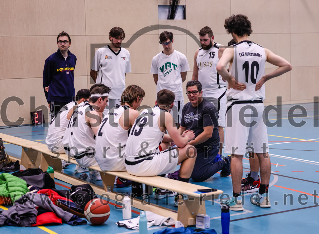 2022-04-03_084_TSV_Vaterstetten_gegen_SV_Weissblau-Allianz_Muenchen | Vaterstetten, Deutschland, 03.04.2022:
Basketball, Bezirksoberliga Herren 2021 / 2022, 14. Spieltag, TSV Vaterstetten gegen SV Weißblau-Allianz München, Endergebnis: 86:54

Jonathan Andre (TSV Vaterstetten, #5), Bastian Heckner (TSV Vaterstetten, #7), Lionel Winter (TSV Vaterstetten, #2), Konstantin Huber (TSV Vaterstetten, #13), Trainer Daniel Paz (TSV Vaterstetten), Mathias Furtmair (TSV Vaterstetten, #15), Luca Maurice Kohll (TSV Vaterstetten, #10)

Foto: Christian Riedel / fotografie-riedel.net
