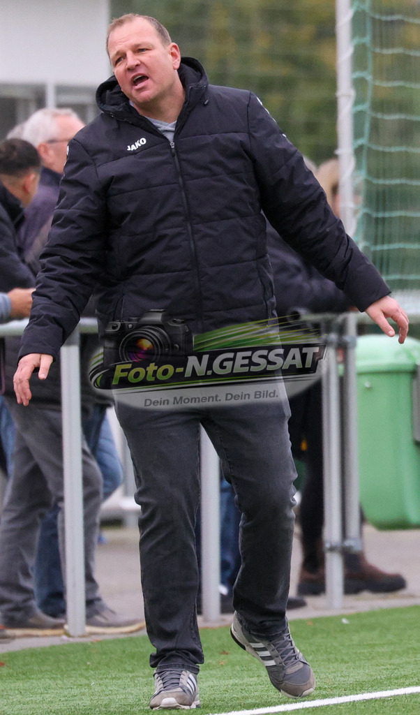 SC Enger - TuS Hücker-Aschen | Auf dem Bild zu sehen: SC Enger Trainer: Marco Priebe SC Enger, TuS Hücker-Aschen, Saison 26/27, Kreisliga A, Enger, Deutschland - Realisiert mit Pictrs.com