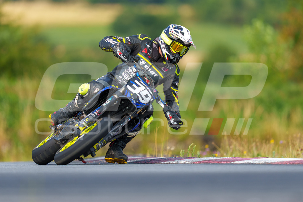 SuperMoto_Staatsmeisterschaft_Fuglau-263 | GRIPcapture steht für authentische Sportfotografie in Österreich – für Momente, die mehr sind als Geschwindigkeit oder Ergebnis. Es geht um Emotion, Spannung, Fokus und den Augenblick, der oft nur einen Wimpernschlag dauert.Ob Motorsport, Teamsport oder 