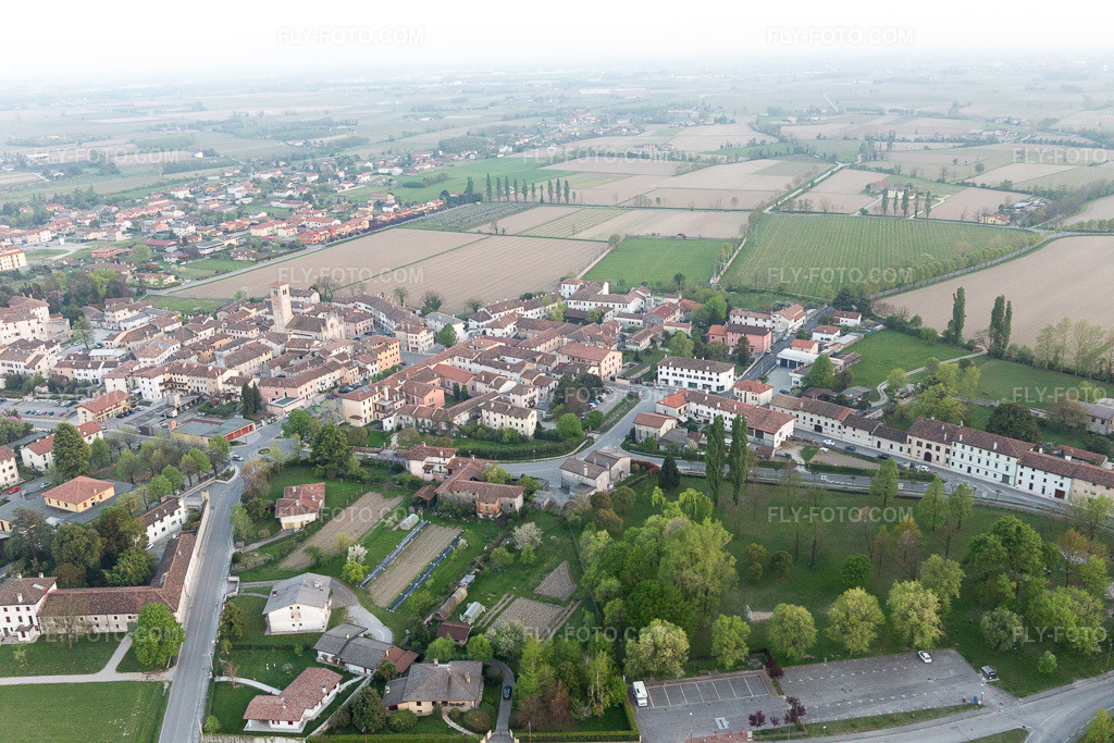 Aerial view: View of the town in Bando in the state Friuli Venezia Giulia, Italy. – Photo: IMG_099018.jpg taken on 04/08/2017 by Werner Riehm/FLY-FOTO.com – Resolution of the original: 5472 x 3648 px