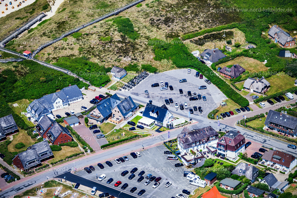 Sylt_Wenningstedt_Parkplatz_Berthinbleegstrasse_Hotel_Strandhörn_ELS_0867210625 | WENNINGSTEDT-BRADERUP (SYLT) 21.06.2025 Parkplatz und Abstellfläche für Automobile - PKW an der Berthin-Bleeg-Straße in Wenningstedt-Braderup (Sylt) auf der Insel Sylt im Bundesland Schleswig-Holstein, Deutschland. // Parking and storage space for automobiles on street Berthin-Bleeg-Strasse in Wenningstedt-Braderup (Sylt) on the island of Sylt in the state Schleswig-Holstein, Germany. Foto: Martin Elsen