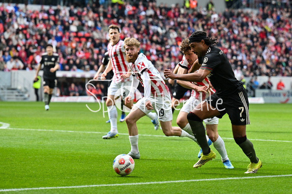 SC Freiburg - FC Bayern München | FREIBURG, GERMANY - 04. APRIL: im Duell Philipp TREU (SC Freiburg 29) und Serge GNABRY (FC Bayern Munich 7) während dem Bundesligamatch zwischen dem SC Freiburg und dem FC Bayern München am 28. Spieltag im Europa-Park Stadion / DFL REGULATIONS PROHIBIT ANY USE OF PHOTOGRAPHS AS IMAGE SEQUENCES AND/OR QUASI-VIDEO