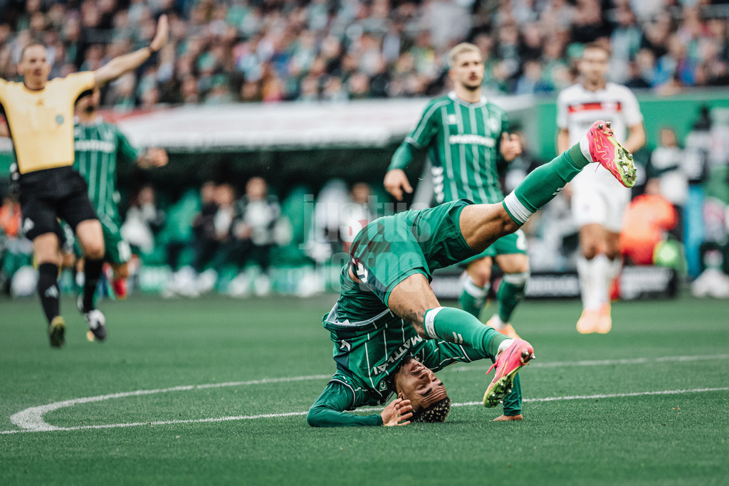 Fußball | Männer | Saison 2025/2026 | 1. Fußball-Bundesliga | 6. Spieltag | SV Werder Bremen vs. FC St. Pauli | 04.10.2025 | Justin Njinmah (#11, SV Werder Bremen) überschlägt sich