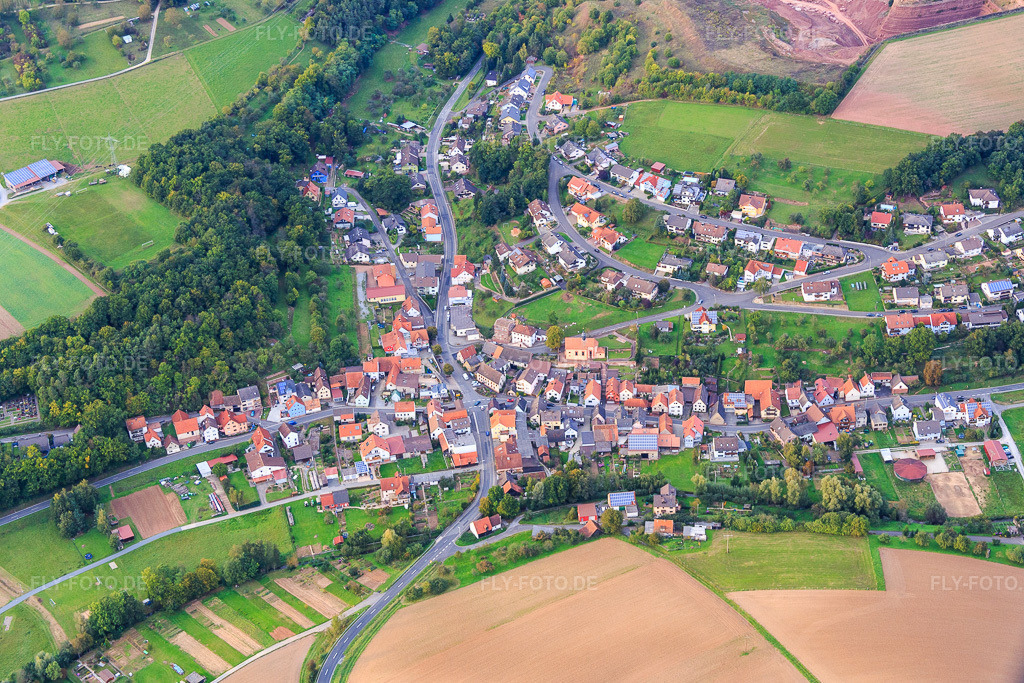 Luftbild: Ortsansicht von Süden im Ortsteil Wüstenzell in Holzkirchen im Bundesland Bayern in Deutschland. Foto: IMG_073650.jpg vom 26.09.2014 durch Werner Riehm/FLY-FOTO.deAuflösung des Originals: 5115 x 3410 px