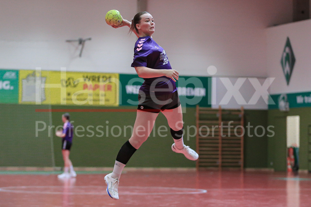 Handball, 2. Bundesliga Frauen, Training SV Werder Bremen | v.li.: Mathilda Häberle (SV Werder Bremen, 19) beim Wurf, am Ball, Spielszene, Aktion, Action