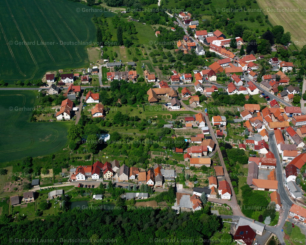 2634085 | BIRKENFELDE 09.06.2006 Landwirtschaftliche Nutzflächen und Feldgrenzen  umsäumen das Siedlungsgebiet des Dorfes in Birkenfelde im Bundesland Thüringen, Deutschland // Agricultural land and field boundaries surround the settlement area of the village  in Birkenfelde in the state Thuringia, Germany Foto: Gerhard Launer